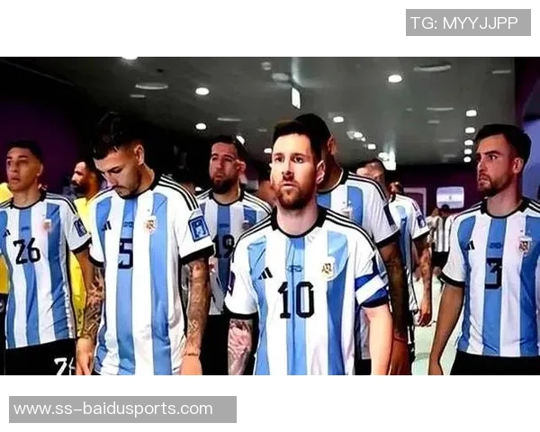 记者：世界杯抽签仪式开始前，大力神杯已经抵达华盛顿